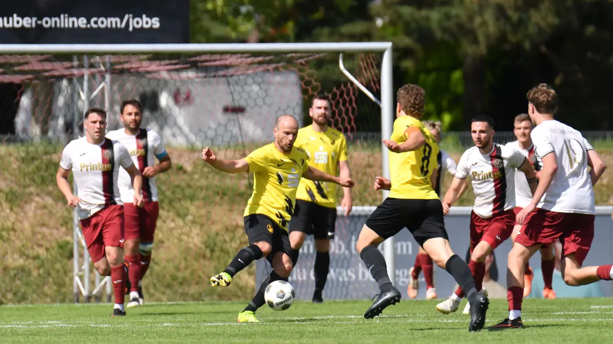 Der SV Oberschopfheim (in Gelb, hier gegen Elgersweier am Ball) musste lange um den Klassenerhalt in der Bezirksliga bangen. Am Ende gab es Rang zwölf.