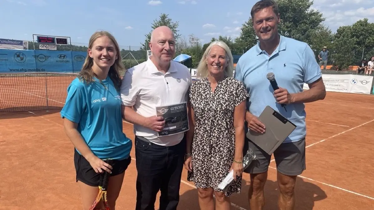 Der Sieger des One-Point-Turniers Stefan Linke mit der Zweiten Birgit Killing. Mit auf dem Bild: Lara Bäßler und Peter Rosenberger als Organisatoren. Der erste Preis war ein Wochenende mit einem Mini, gesponsert von der AHG