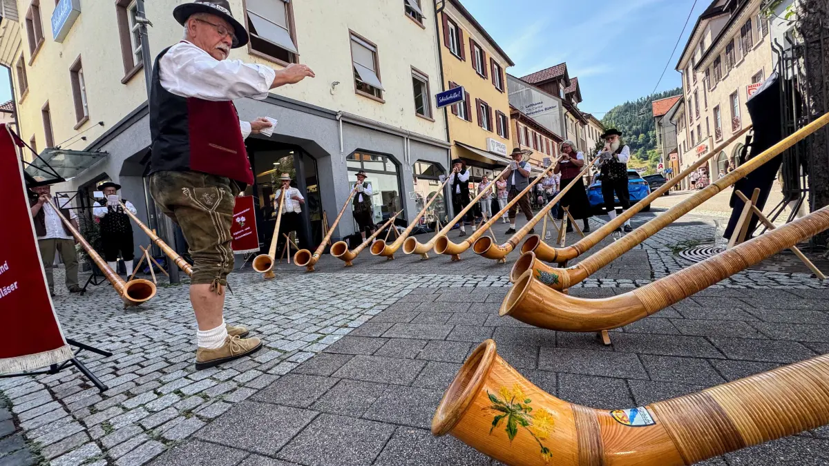 14 Hörner in der Marktstraße: Ludwig Göppert leitet die Alphornfreunde Mittlerer Schwarzwald beim Auftritt am Samstagvormittag in Schramberg.