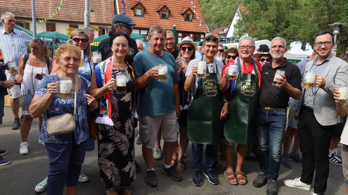 Franzosen und Deutsche stoßen auf das 20. Starzachfest an. Rechts: Bundestagsabgeordneter Christoph Naser