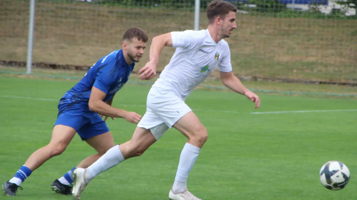 BSV-Akteur Marek Osada (links) hat im Zweikampf den Ball im Blick