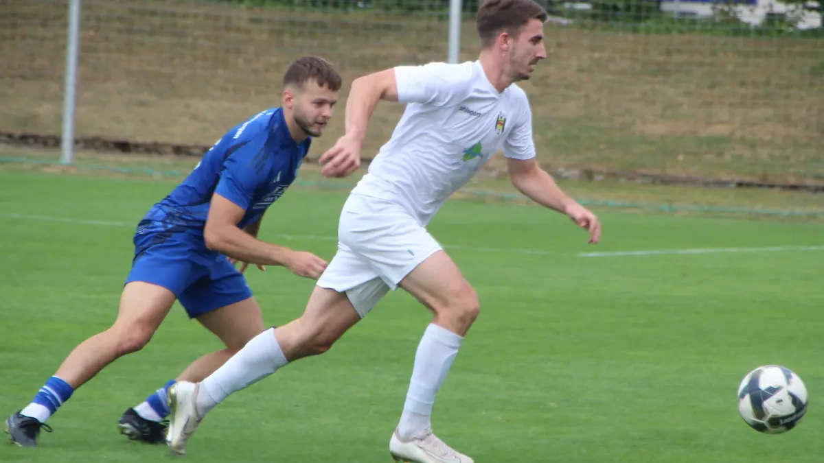 BSV-Akteur Marek Osada (links) hat im Zweikampf den Ball im Blick