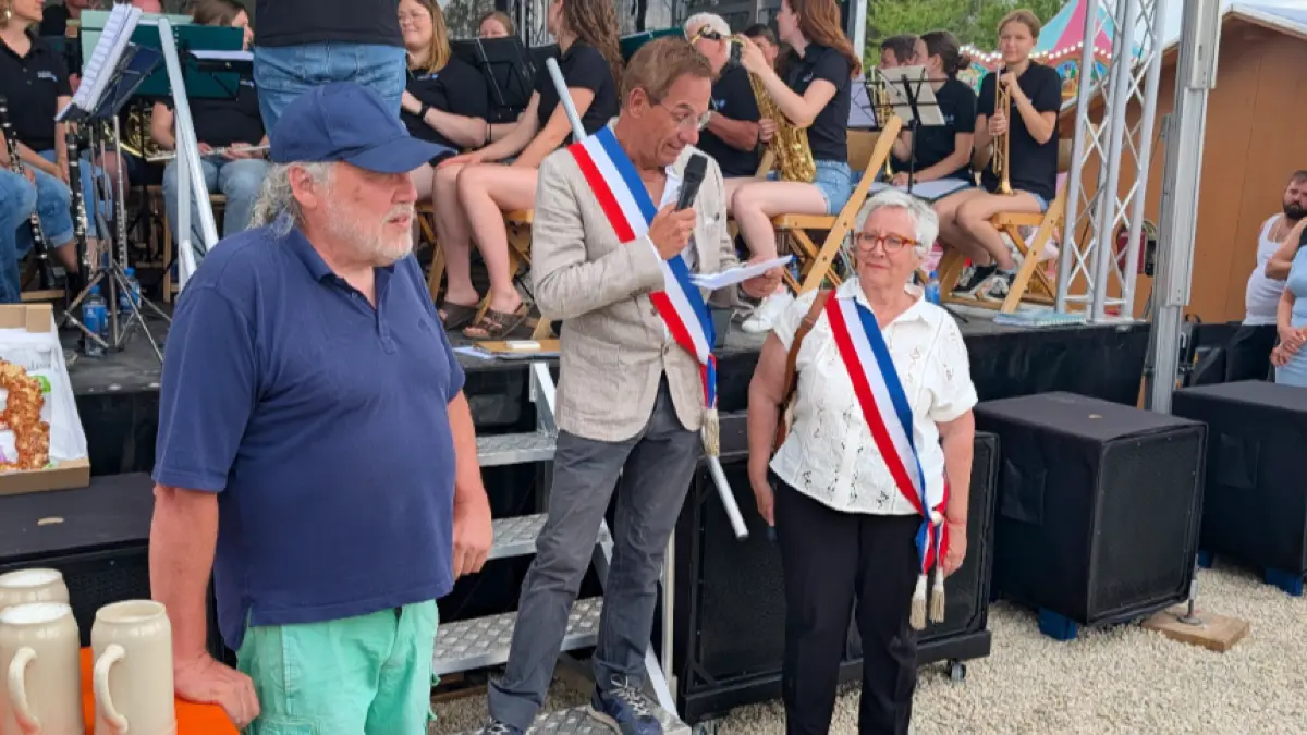 erster Tag Jean Yves Sausey, Mitte, von Essay lèsNancy begrüßt zur Eröffnung des Dorffestes, links Thomas Huber,Organisator Dorffest, rechts René Croels aus Essay lès Nancy