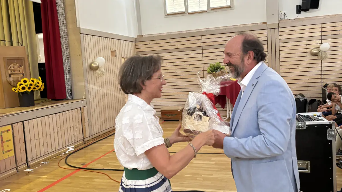 Auch Landrätin Marion Dammann würdigte den scheidenden Leiter der Sprachheilschule des Landkreises, Hugo Brauer. Mit ihm gehe ein Schulleiter mit Herzblut, der sich durch Empathie und Teamfähigkeit auszeichnete, sagte sie in ihrer Laudatio.