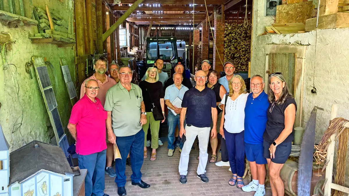 Die Teilnehmer der historischen Reise: Lothar Geiger (von links), Greg Walter, Klaus Walter, Felix Walter, Diane Walter, Joschka Walter, Willi Ehret, Siegfried Walter, Thomas Walter, Brian Brittan, Terri Walter, Markus Kohler, Lynne Burns, Tim Burns, Lori Walter