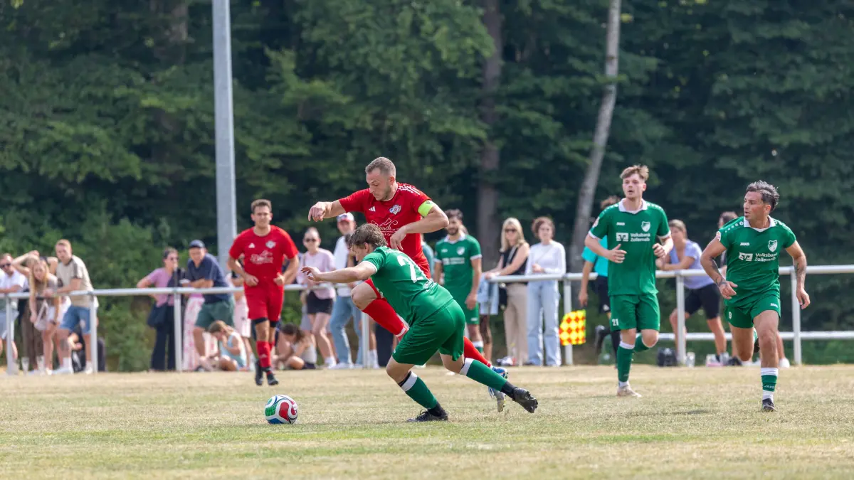 SGM Heinstetten/Hartheim/Unterdigisheim - FC Winterlingen, Fussball DB Regio WVF-Pokal, Finale, Saison 2026/2027, 26.07.26: Zweikampf, Duell, Kampf, tackle, duel, duel, fight, tackle Dennis Ullmann (SGM Heinstetten/Hartheim/Unterdigisheim, #07) und Johannes Reusch (FC Winterlingen, #20)
SGM Heinstetten/Hartheim/Unterdigisheim - FC Winterlingen, Fussball DB Regio WVF-Pokal, Finale, Saison 2026/2027, 26.07.26
Foto: Eibner-Pressefoto/Jäger Kirsten