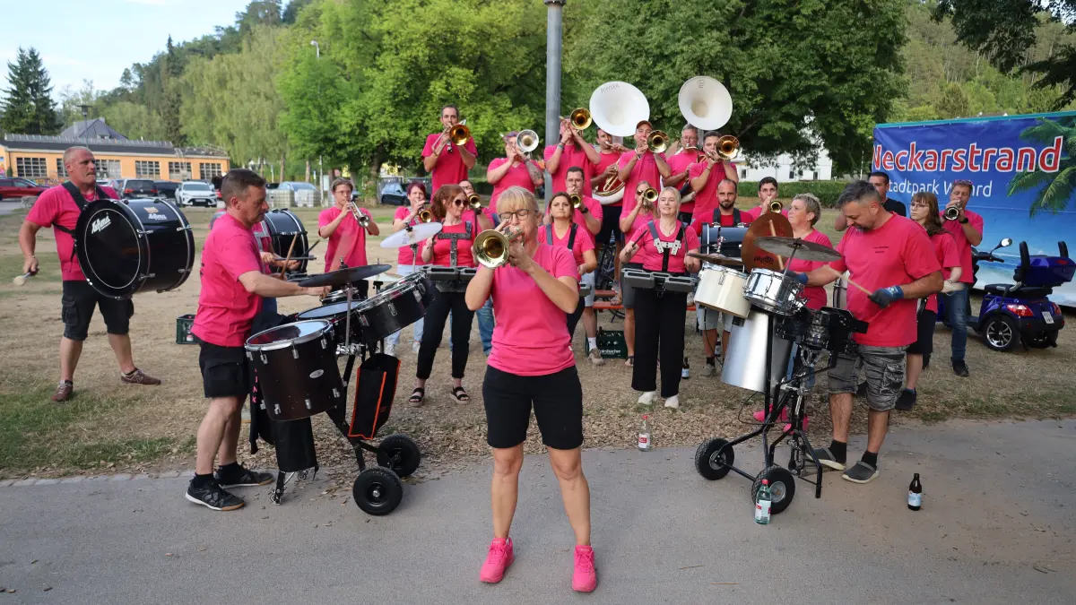 Die Pink Pämpärs unterhalten mit Guggenmusik.
