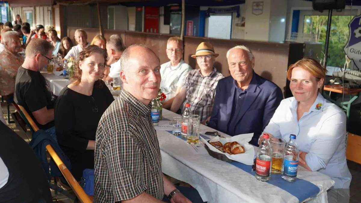 Viele Gäste waren am Freitagabend zum Gütenbacher Sportplatz gekommen, um zusammen mit dem FC 04 die Einweihung des sanierten Sporthauses zu feiern. Direkt an der Einweihung beteiligt waren (vorne links) Corinna Greif als Ansprechpartnerin für den Südschwarzwald beim europäischen Förderprogramm Leader und Pfarrer Harald Bethäuser sowie (vorne rechts) Präsident Gundolf Fleischer vom Badischen Sportbund und Bürgermeisterin Lisa Hengstler.