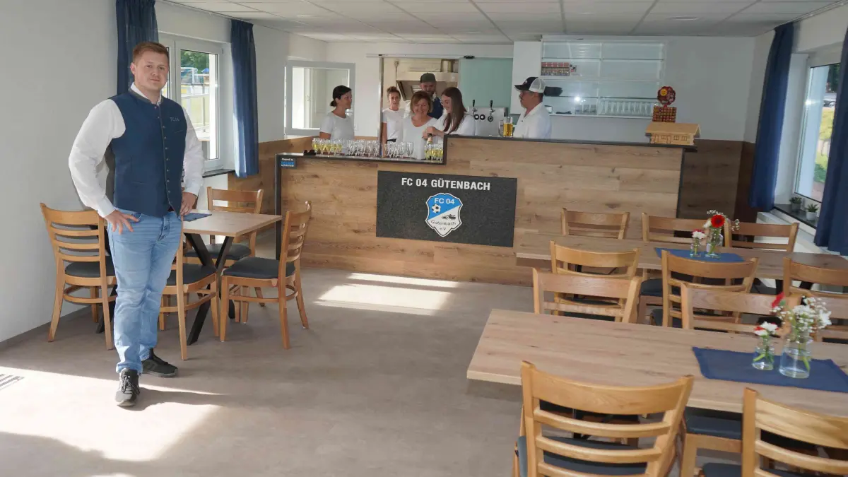 Im neuen, großzügigen Wirtschaftsraum des Sporthauses Gütenbach sind die Helfer gerade dabei, den Sekt für den Sektempfang zur Einweihung vorzubereiten. Links im Bild Markus Eschle vom Vorstandsteam des FC 04 Gütenbach.