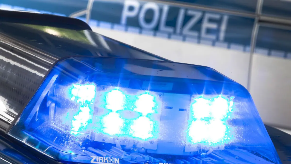 Polizeieinsatz: ARCHIV - 27.07.2015, NA, ---: Ein Blaulicht leuchtet auf dem Dach eines Polizeiwagens. (zu dpa: «Vermeintlicher Einbruch entpuppt sich als Stromspar-Trick») Foto: Friso Gentsch/dpa +++ dpa-Bildfunk +++