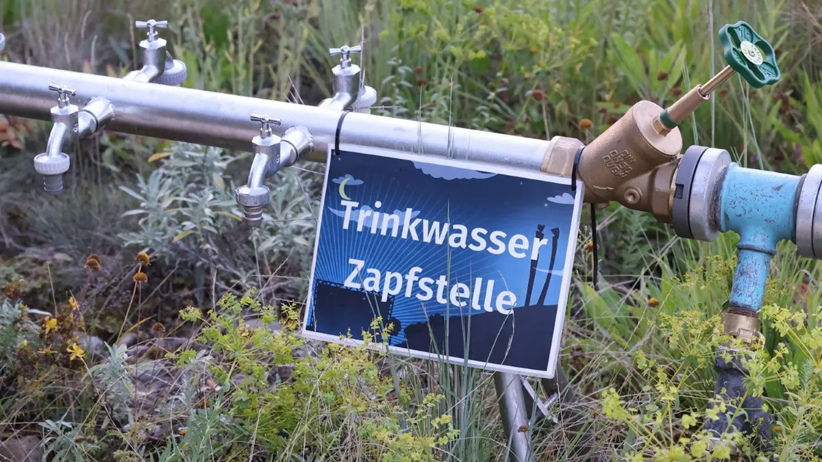 Plastikflaschen mit einer Füllmenge bis zu einem Liter dürfen mit auf das Gelände gebracht werden. Vor Ort kann man sich an einer Zapfstelle gratis Trinkwasser abfüllen.