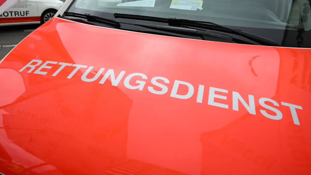 Rettungsdienst: ARCHIV - 03.07.2025, Baden-Württemberg, Reutlingen: Das Wort Rettungsdienst ist auf einem Einsatzwagen des Deutschen Roten Kreuzes (DRK) angebracht. (zu dpa: «Schreckschusswaffe in Wohnung entdeckt – Mann festgenommen») Foto: Bernd Weißbrod/dpa +++ dpa-Bildfunk +++