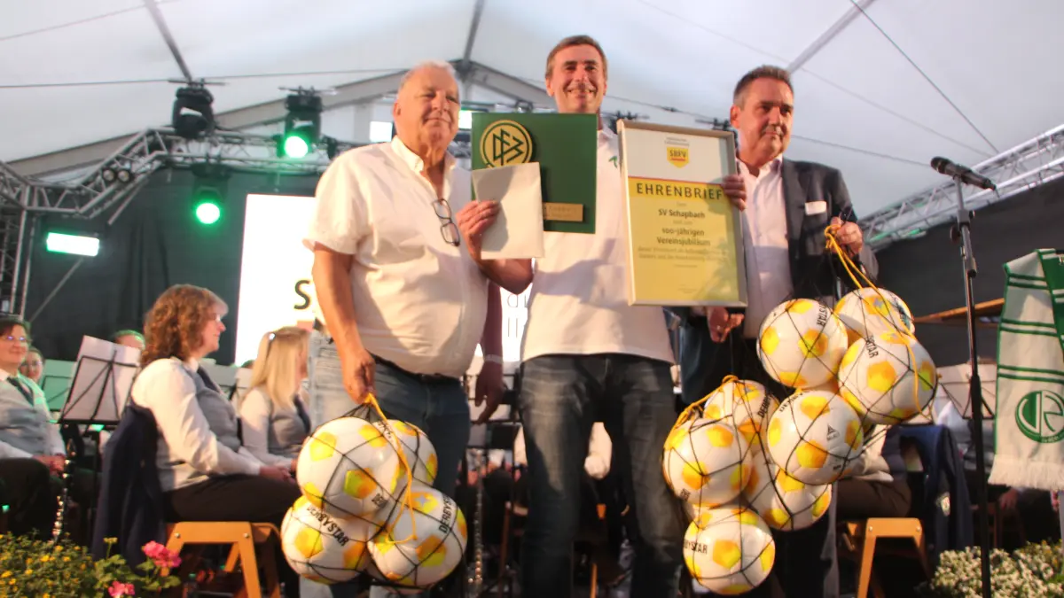 Arno Heger, Vizepräsident des südbadischen Fußballverbandes, überreichte den Ehrenbrief an Uwe Weis, außerdem gab es 15 Fußbälle, links Reiner Lehmann vom Fußballbezirk Offenburg.
