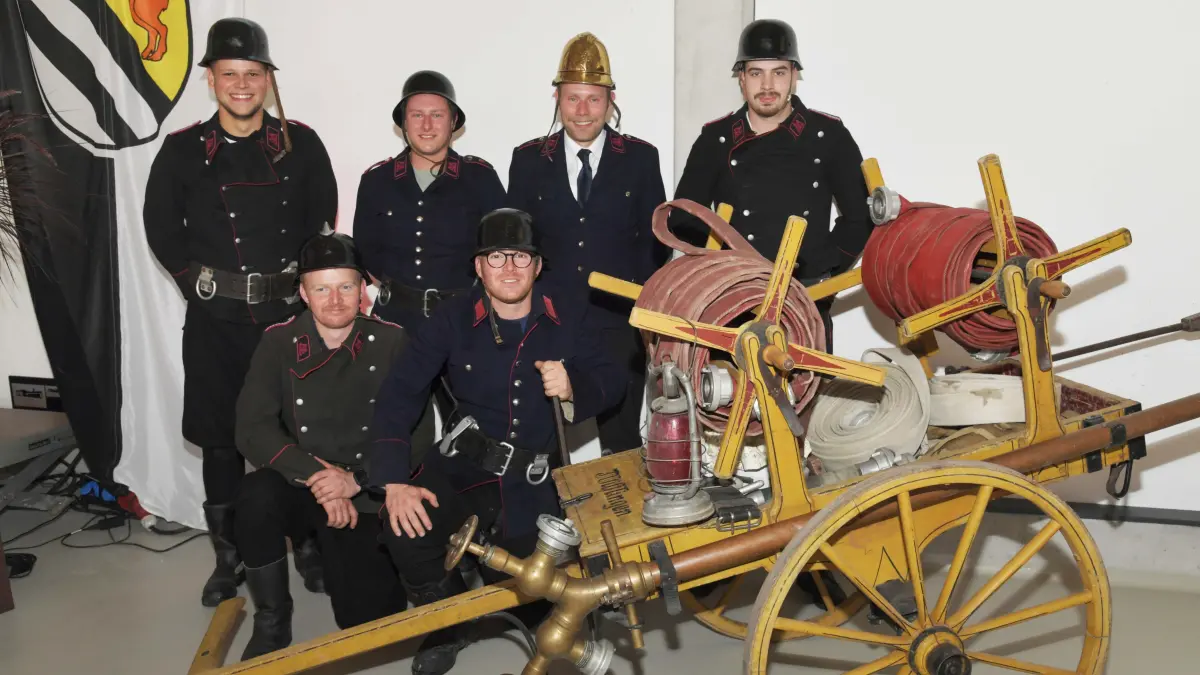 Der stellvertretendes AbteilungskommandantAlexander Selig und seine Mannen löschten mit viel Spaß im Anschluß anden Festakt vor dem neuen Anbau einen Kleinbrand in historischenFeuerwehruniformen.
