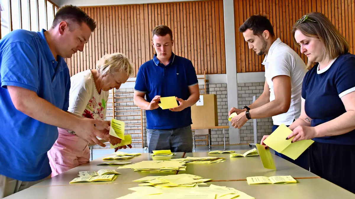 Beim Auszählen der Stimmen, hier in der Festhalle Kappel, ergab sich schnell ein klares Bild. Letztlich hatten die Befürworter des Krematoriums die Nase in allen fünf Wahlbezirken deutlich vorn.
