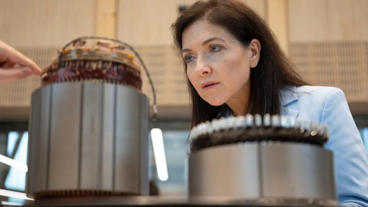 Bundeswirtschaftsministerin Reiche besucht Baden-Württemberg: 27.07.2026, Baden-Württemberg, Ditzingen: Bundeswirtschaftsministerin Katherina Reiche (CDU) betrachtet während eines Besuchs beim Maschinenbauer Trumpf einen Teil eines Elektromotors. Foto: Marijan Murat/dpa +++ dpa-Bildfunk +++