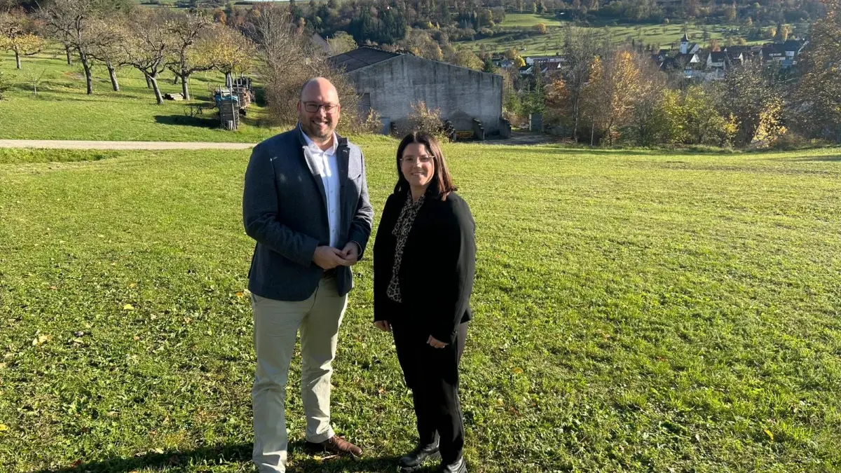 Zur Infrastruktur Haiterbachs im Austausch – hier im Jahre 2025 in der Kernstadt: Der direkt gewählte Landtagsabgeordnete für den Wahlkreis Calw, Carl Christian Hirsch, und Bürgermeisterin Kerstin Brenner, die zusammen die nun beginnende Fahrbahndeckensanierung zwischen Egenhausen und Oberschwandorf begrüßen.