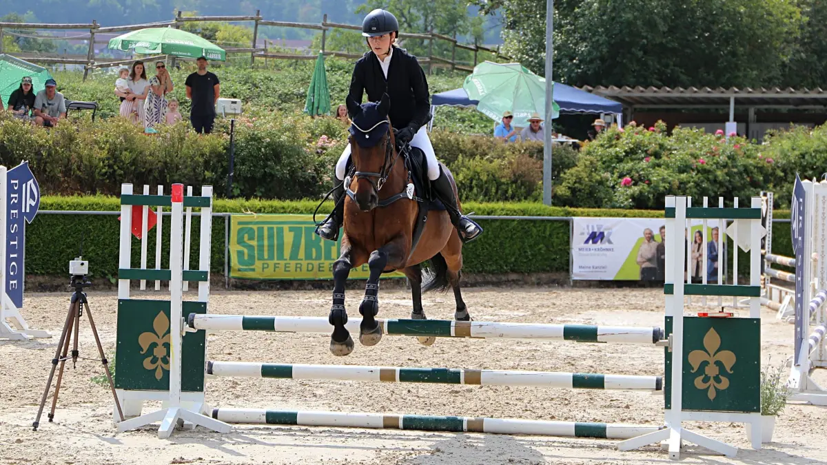 Rebekka Weber mit ihrem Pferd Siggi 51 vom RFV Klettgau Bühl war eine der Reiterinnen, die beim Dressurreiten im Rahmen des Regio-Reitturniers Erfolge feierten. Die Gastgeber vom Reitverein Lörrach zogen eine positive Bilanz der Veranstaltung.