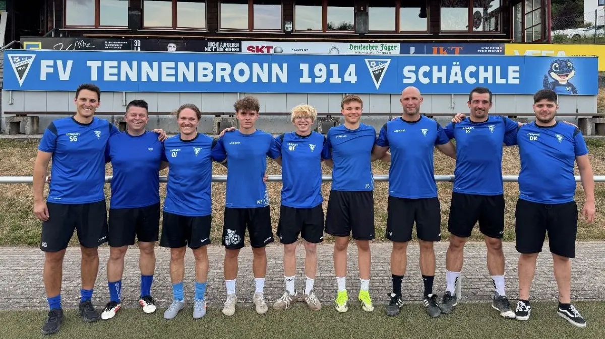 ScrDie neuen Spieler und Trainer der Tennenbronner Herren-Teams. Von links: Simon Günter (Vorstand Sport), Martin Fehrenbach (Trainer 2. Mannschaft), Sven Staiger (Vorsitzender Spielausschuss), Noah Stoll (U-19), Matze Epting (U19), Jasper Spiegelhalter (U19), Sebastian von Au und Stefan Schanz (Trainer 1. Mannschaft). Es fehlen: Robin Bokarev (U19) und Phillip Hölzl (U19) für die Herreneenshot