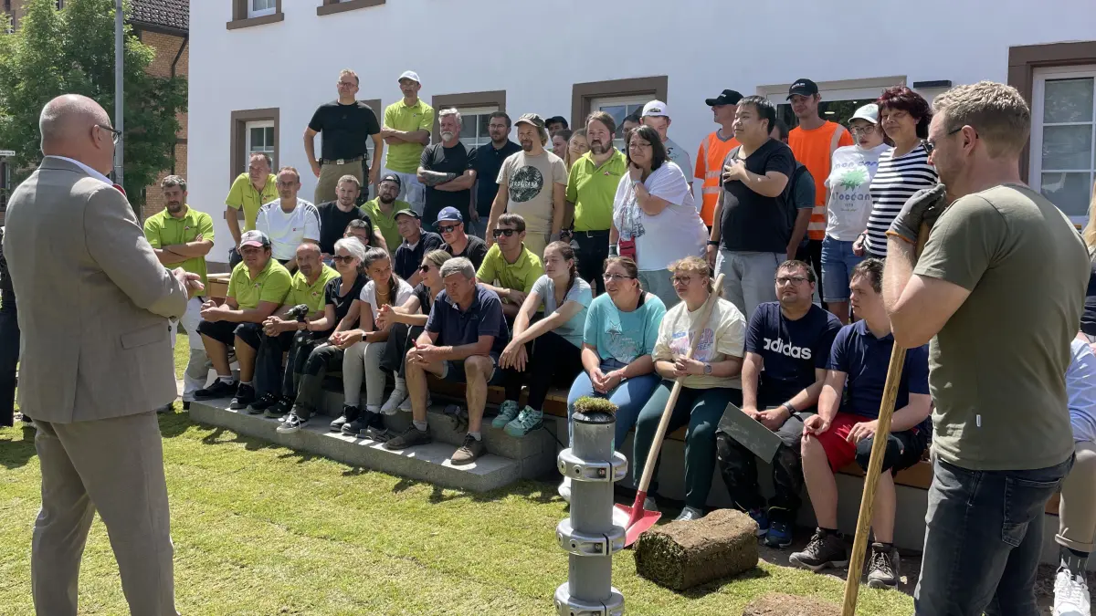 Bürgermeister Michael Rieger (links) dankt den Helfern für ihren Einsatz.