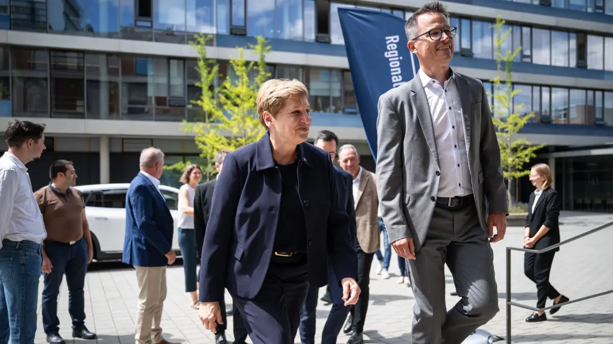 Landesverkehrsministerin Nicole Razavi zu Besuch im Tübinger Landratsamt, hier mit Landrat Hendrik Bednarz: Hier unterzeichnete sie am Montagnachmittag mit weiteren Beteiligten die Planungs- und Finanzierungsvereinbarungen zur Oberen Neckarbahn.