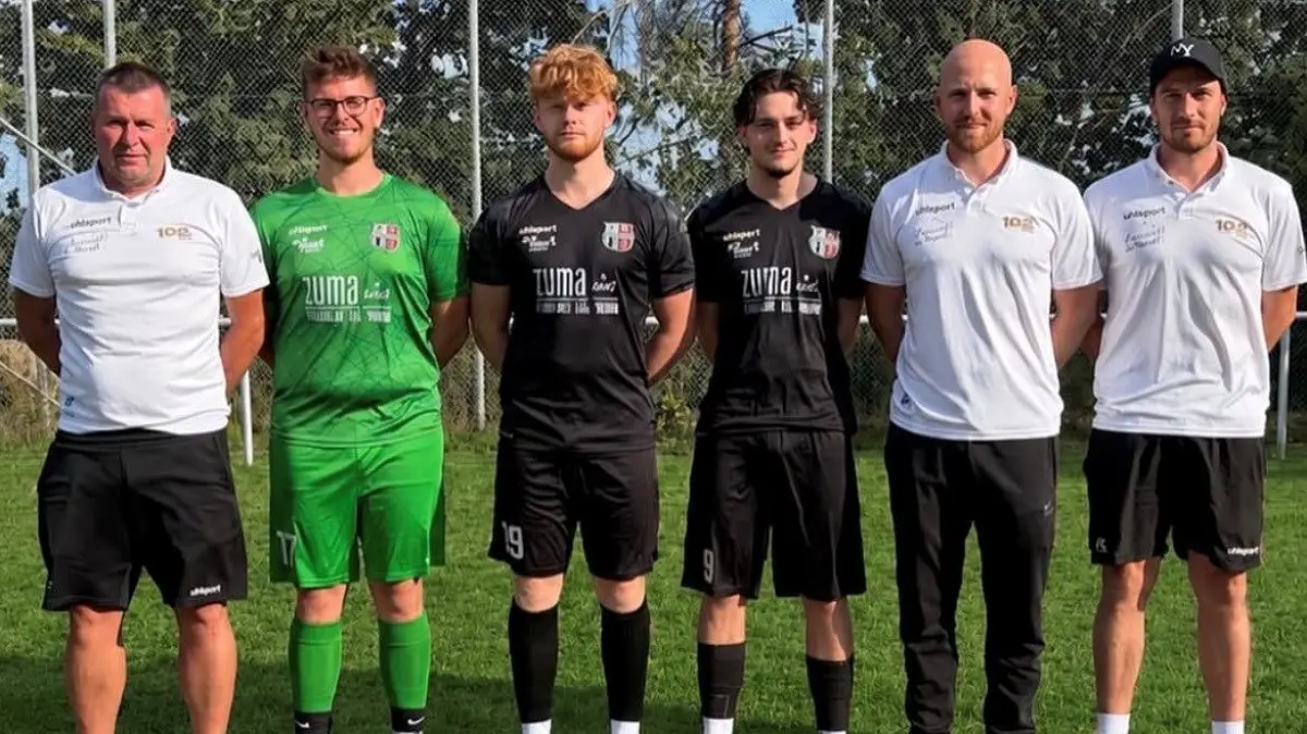 Der sportliche Leiter der SG Marbach/Rietheim, Michael Fischer (links), freut sich mit Trainer Patrick Epple (rechts) über die vier Neuzugänge Torhüter Maxim Garcia Beneta, Fabian Jesse, Tiziano Ferragina, Spielertrainer René Riegger.
