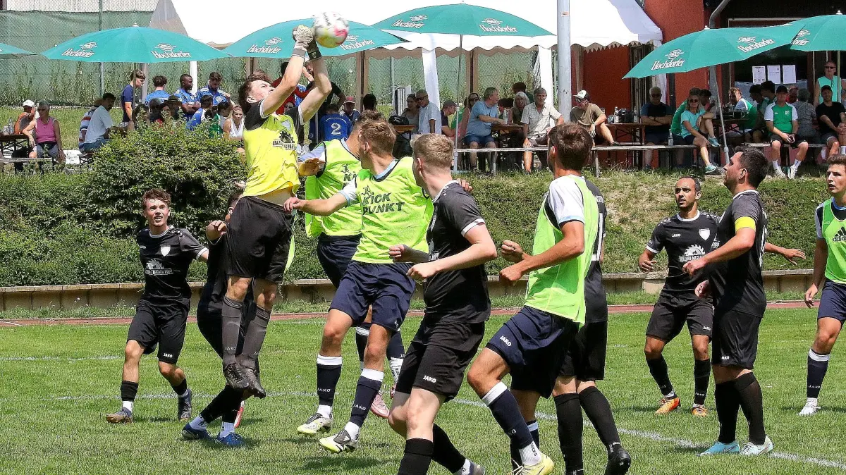 Für den VfL Nagold II (gelbe Leibchen) wurde es im Finale gegen die SG Nagold-Nord überraschend eng.