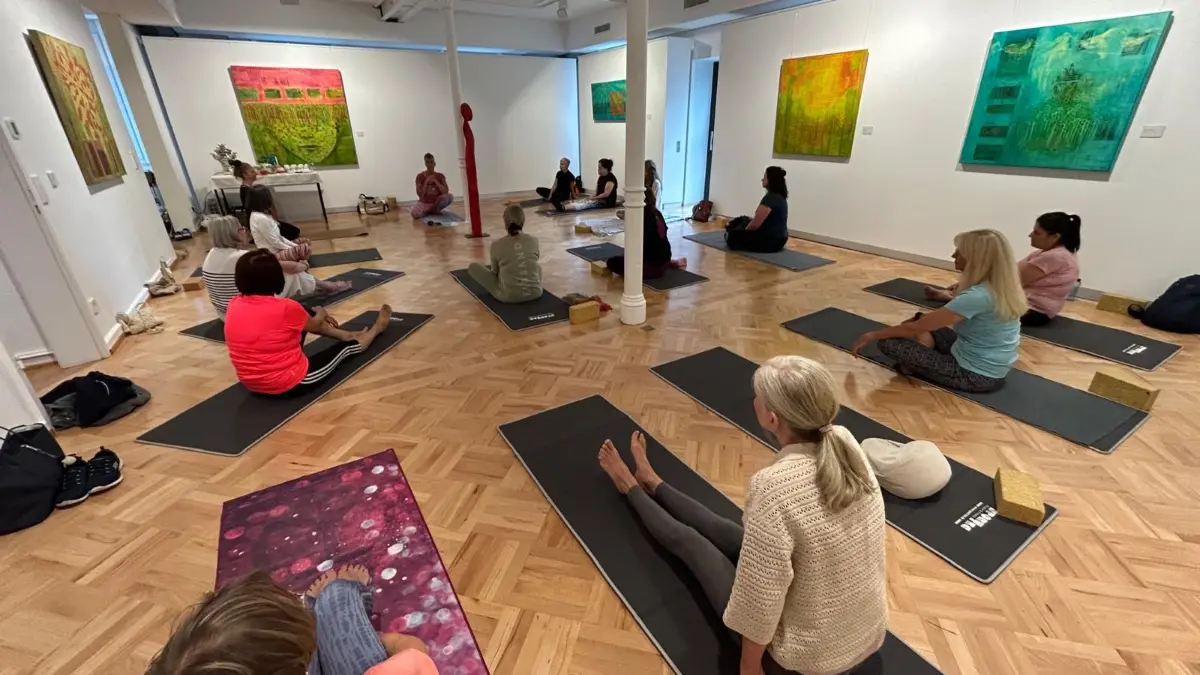 Yoga in der Galerie