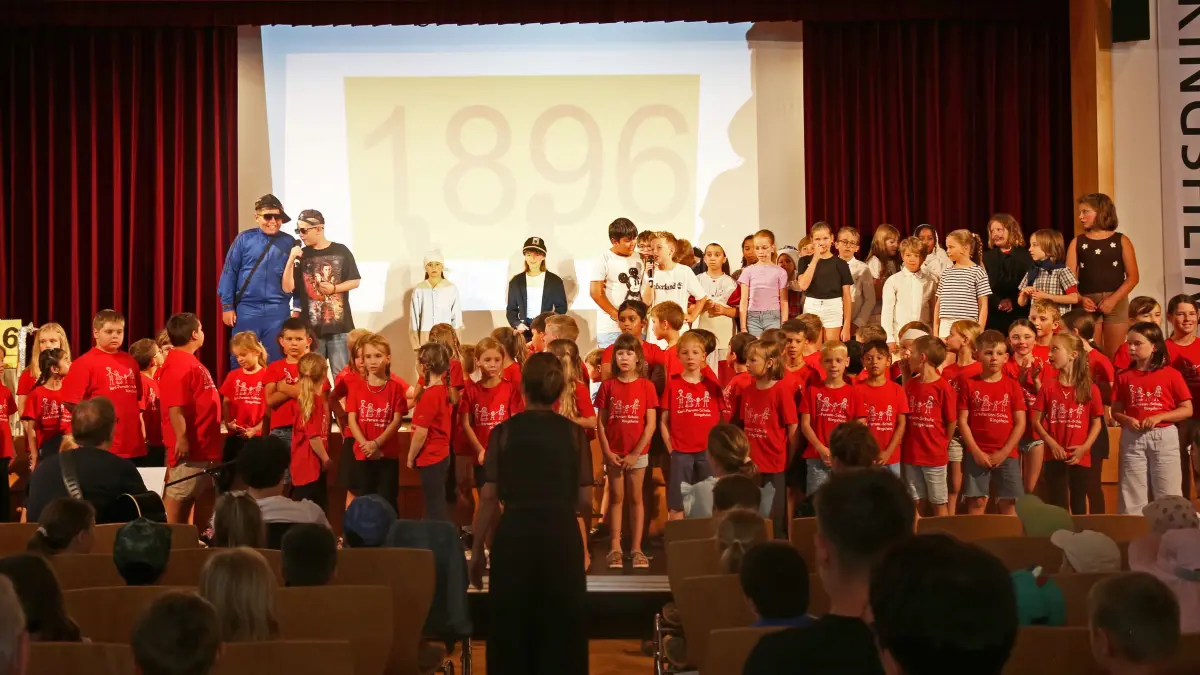 Die Ringsheimer Schüler schlüpften in verschiedene Rollen oder sangen in einem Chor.
