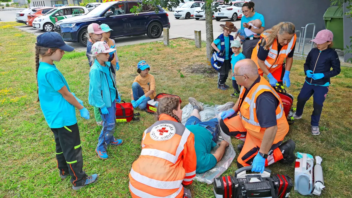 Rettungssanitäter eilen herbei um die weitere Behandlung des aus mehreren Metern Höhe abgestürzten Mann vom jugendlichen Erstversorger-Team des JRK zu übernehmen. Foto: Rainer Bombardi Foto: Die Erstversorgung der von der DLRG geretteten Person im Vorderen See in Schwenningen übernimmt das JRK.