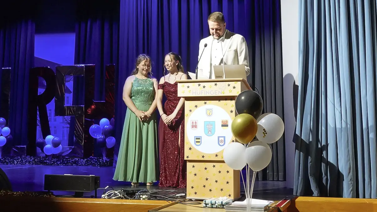 Bürgermeister Haas mit den Preisträgerinnen der Stadt Hüfingen: Milena Hamburger (Klasse 10), Celine Hennig (Klasse 9).