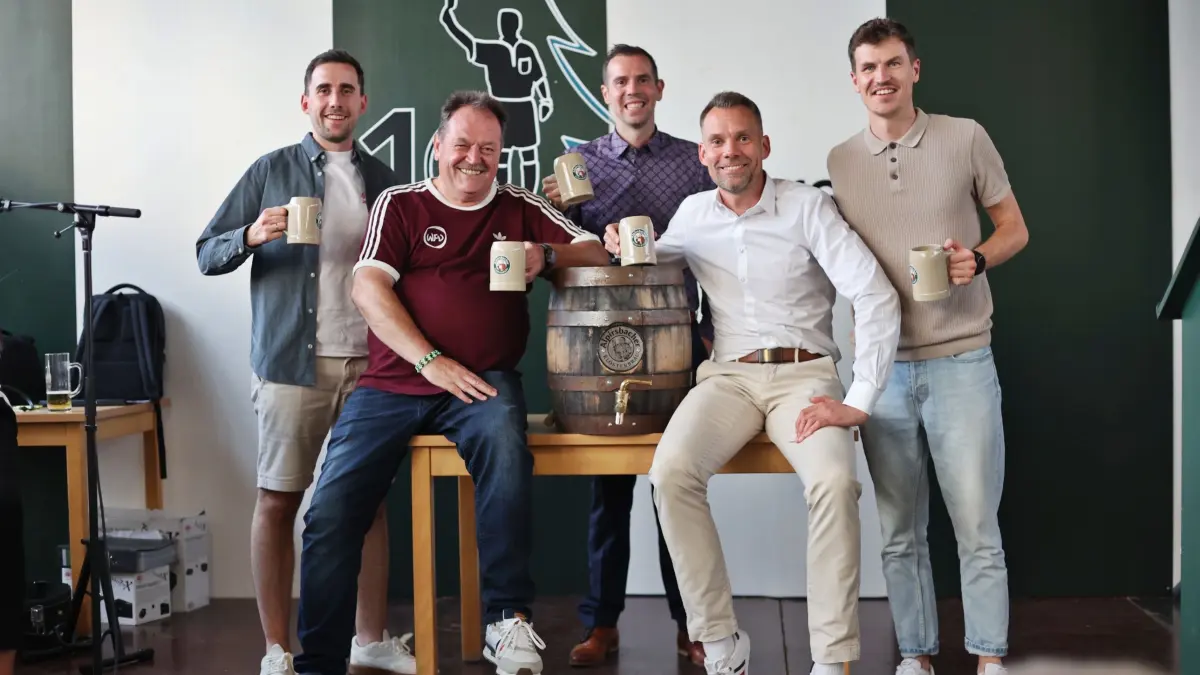 Ein Prosit auf das Jubiläum. Hinten von links: Michael Steimle (Schiedsrichterausschuss), Markus Teufel (Schiedsrichterobmann), Philipp Baur (stellvertretender Obmann)Vorne von links: Wolfgang Ottmar (Bezirksvorsitzender Nordschwarzwald) und Philipp Herbst (WFV-Beisitzer im VSRA)