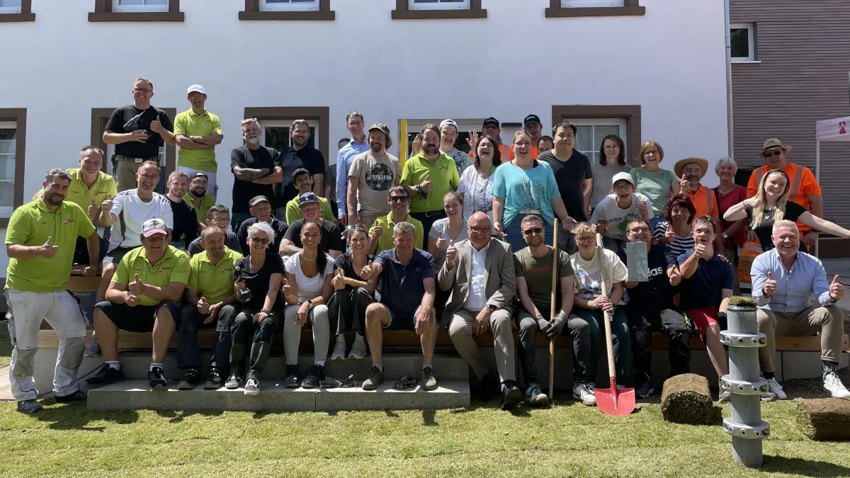 Viele Hände machen den Außenbereich des Roten Löwen zu einem echten Hingucker: die Helfer des gemeinsamen sozialen Tags von Baugenossenschaft Familienheim und Stiftung Liebenau.