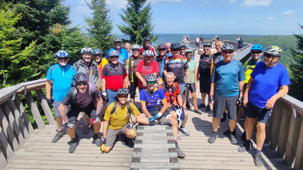 Die Teilnehmer der E-Bike Tour des Schwarzwaldvereins Lauterbach bei einer Pause auf der Ellbachseeblick Aussichtsplattform am Kniebis.
