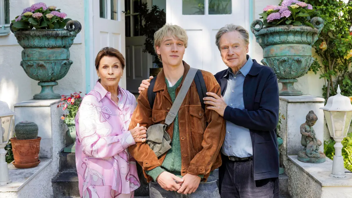 Senta Berger und Michael Wittenborn (rechts) wurden beim diesjährigen Deutschen Filmpreis für ihre Rollen in „Ach, diese Lücke, diese entsetzliche Lücke“ ausgezeichnet. (In der Mitte: Bruno Alexander) Der Film läuft am Freitag beim Kieswerk Open Air.
