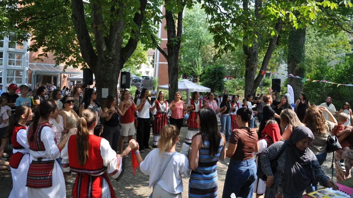Am Stadtteilfest „Miteinander“ ließen sich frisch frittierte Samosas verkosten und alte deutsche Schlager anhören – außerdem trugen auffallend viele Mädchen und Jungen einen bemalten Verband.