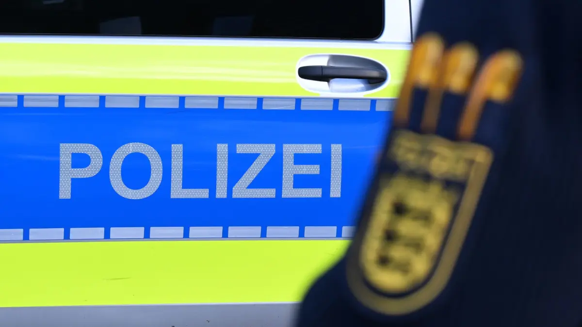 Polizei: ARCHIV - 03.12.2024, Baden-Württemberg, Stuttgart: Das Logo der Polizei auf der Dienstkleidung eines Polizisten. (zu dpa: «Schwerer Unfall: Lastwagen prallt gegen Hauswand») Foto: Bernd Weißbrod/dpa +++ dpa-Bildfunk +++