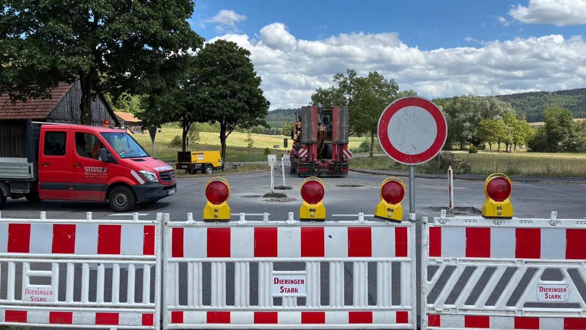 Am Ortsausgang Dietingen in Richtung Böhringen ist Schluss mit "freie Fahrt". Hier saniert der Landkreis Rottweil die Fahrbahndecke der K5562 bis zur Kreuzung mit der K5552 (Irslingen – Gösßlingen).