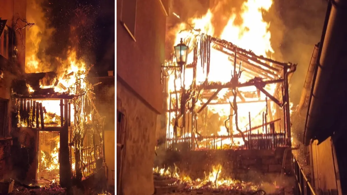 Ausgebrochen war das Feuer in einem hölzernen Anbau der Doppelhaushälfte, der bei Eintreffen der Feuerwehr lichterloh brannte.