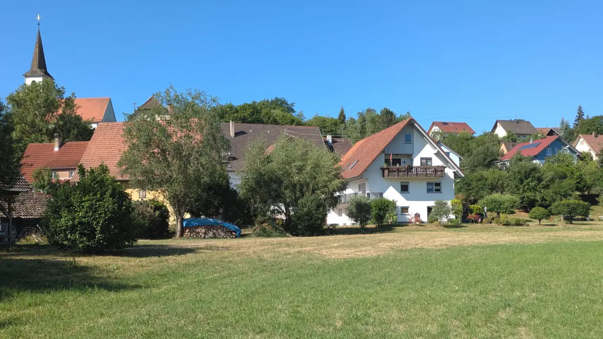 Der „Bau-Turbo“ soll es möglich machen: Ein junges Paar will in Flözlingen in zweiter Reihe an der Echachstraße (auf dem Foto links) ein Einfamilienhaus mit Doppelgarage bauen. Die Gemeinde stimmte der Bauvoranfrage zu.