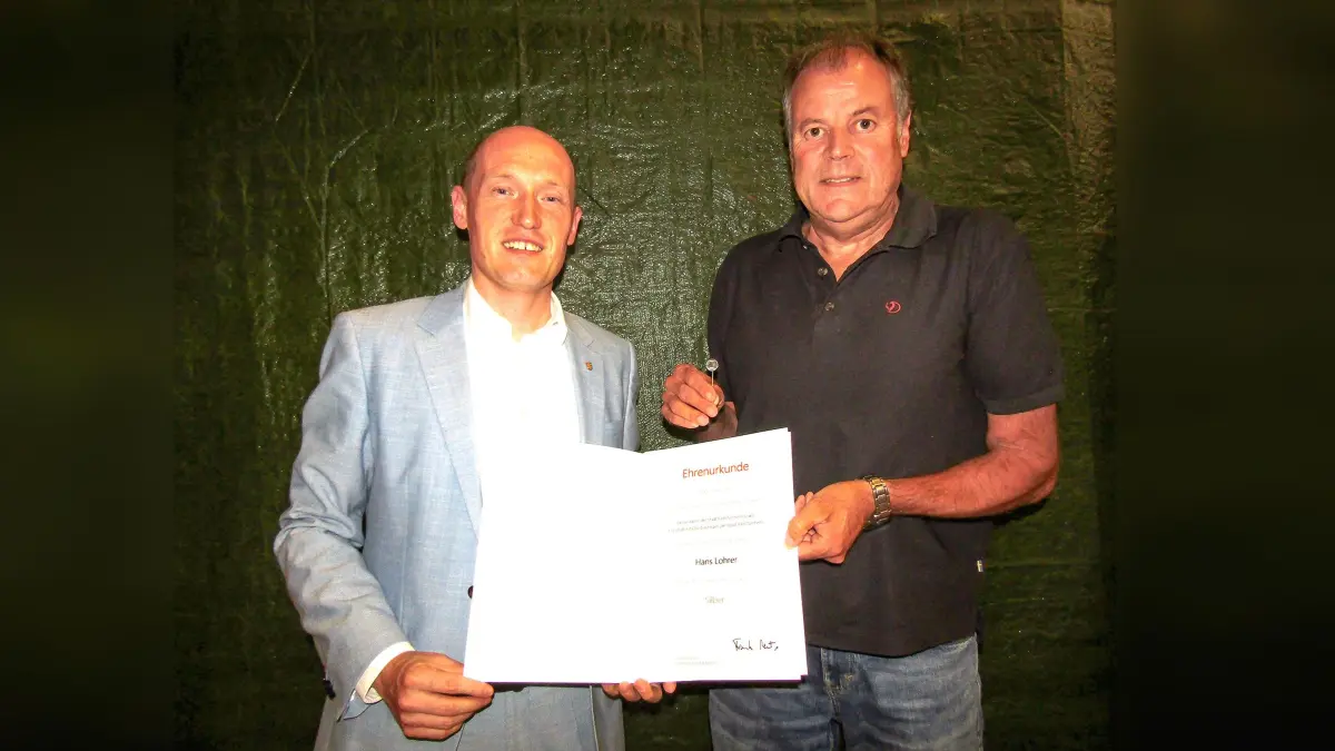 Bürgermeister Jonathan Berggötz ehrte Hans Lohrer für sein über 20-jähriges Engagement in der Kommunalpolitik.