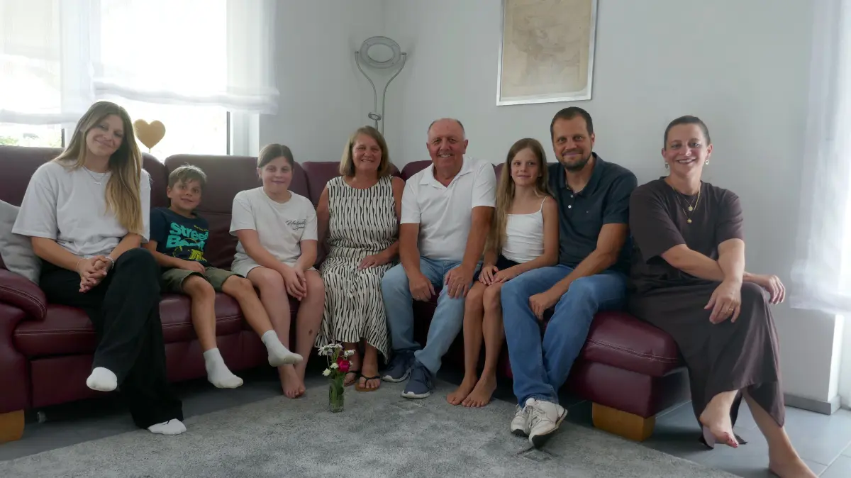 Ulrike und Peter Huss (Mitte) mit vier ihrer fünf Enkelkinder sowie Sohn Peter Helmut Huss und Tochter Susanne Wolff.