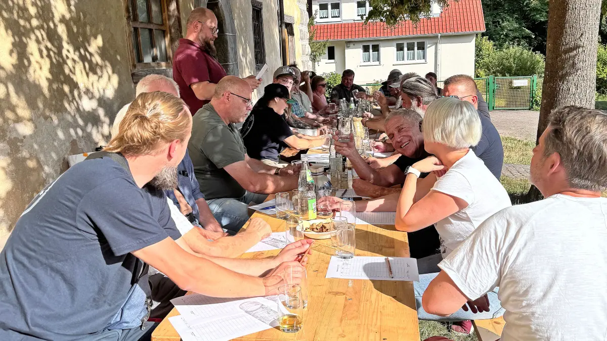Ein gut gelaunte Gruppe kostete 13 verschiendene Mostproben Martin Zehnder stehend trug Gedichte vor.