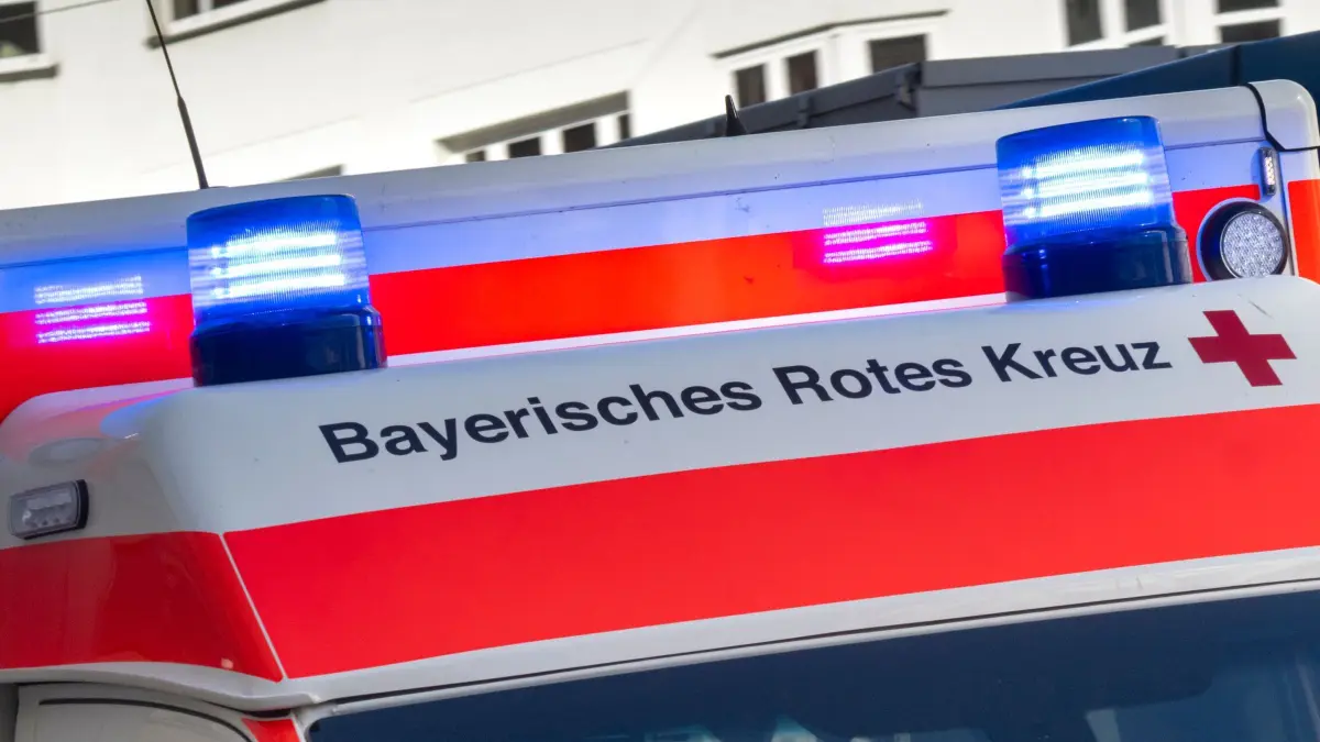 Krankenwagen mit Blaulicht: ARCHIV - 06.10.2025, Bayern, München: Ein Krankenwagen des Bayerischen Roten Kreuzes (zu dpa: «Radlerin fährt Vierjährige an Spielplatz an - Knochenbruch») Foto: Peter Kneffel/dpa +++ dpa-Bildfunk +++