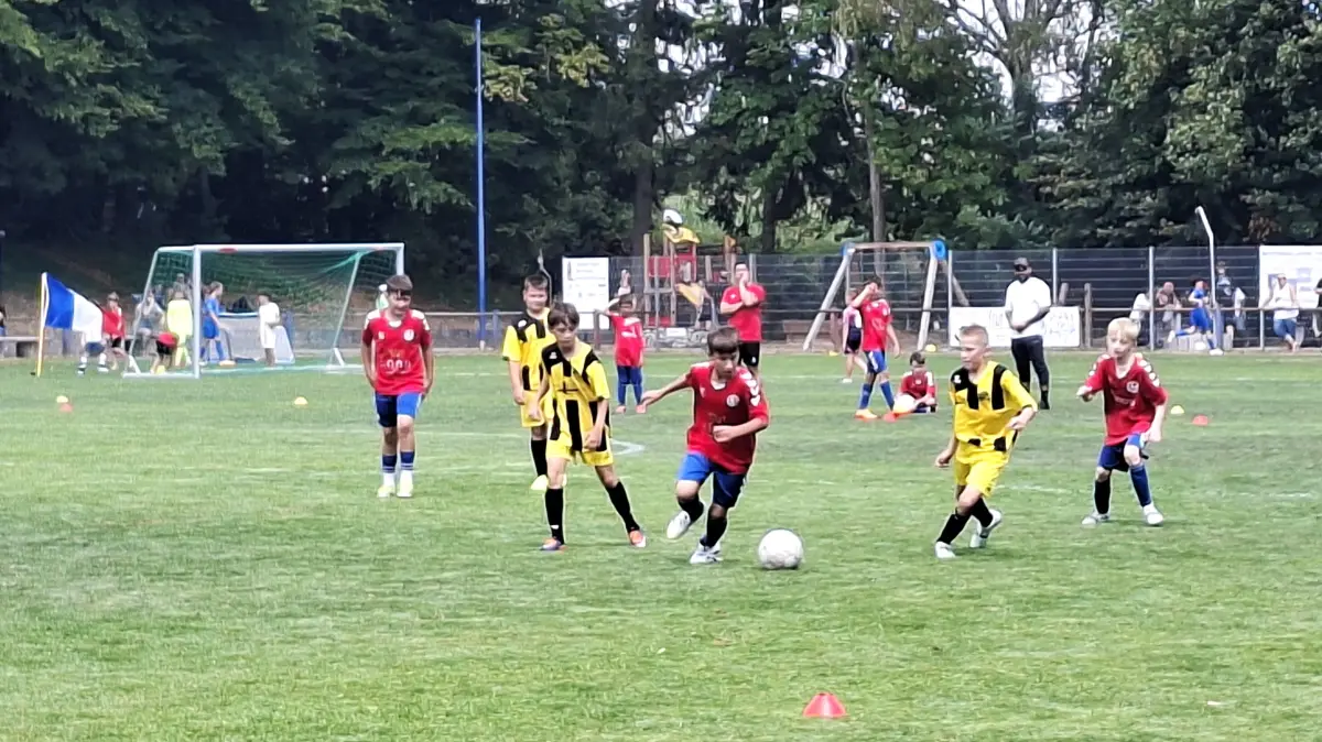 Beim "HuttiCup" starten die Jüngsten des Fußball-Nachwuchs in die Sportwoche beim FC Huttingen.