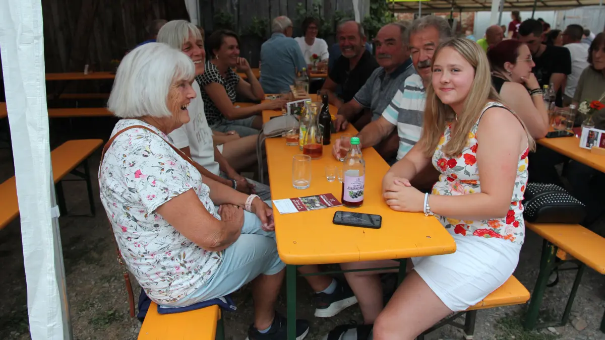 Auch draußen vor der Scheune wurde gefeiert.