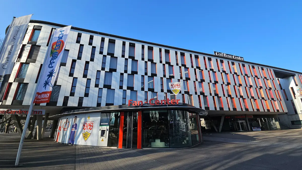 BAU // Stuttgart , Sportstätten im Neckarpark , VfB Stuttgart Fan Center mit Carl Benz Center