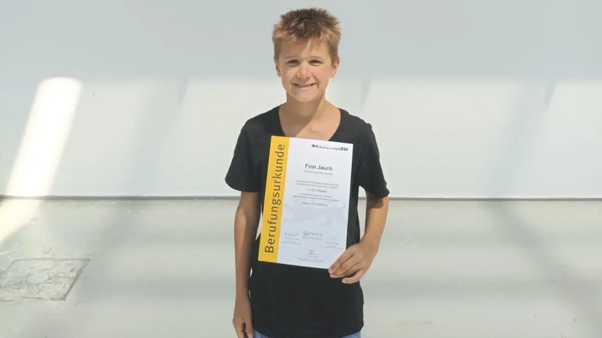 Finn Jauch mit der Berufungsurkunde