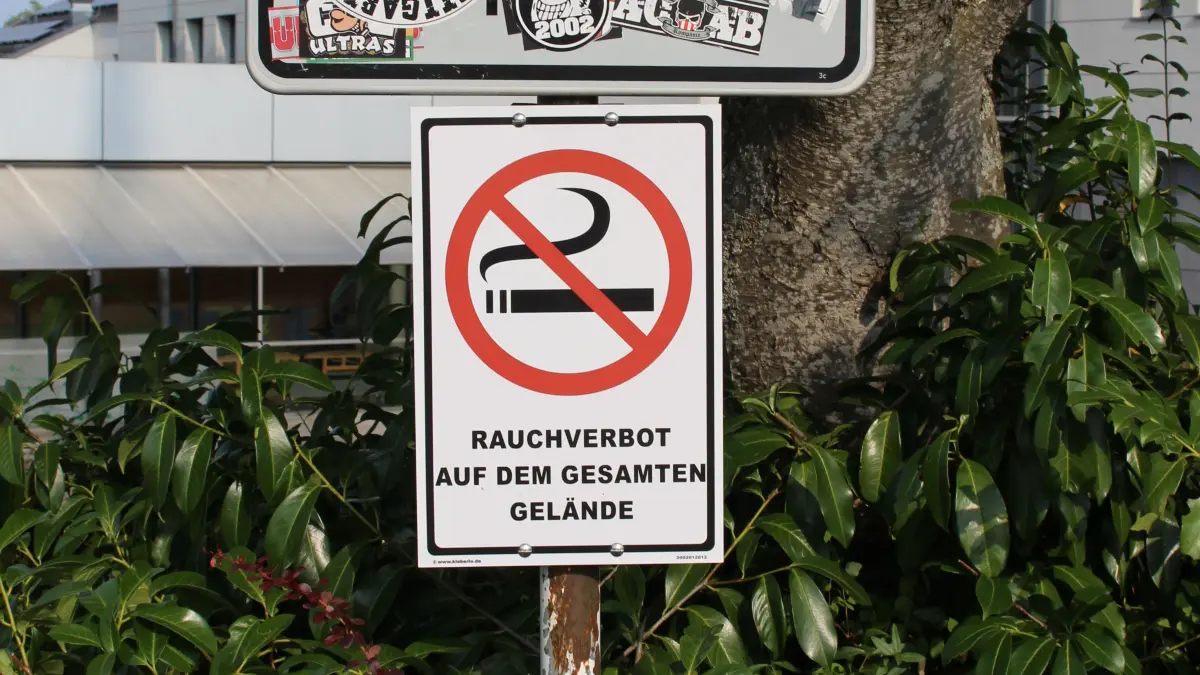 Seit dem 1.Juni ist das Rauchen in Baden-Württemberg an öffentlichen Plätzen verboten. Unter das Verbot fällt unter anderem auch das Schulgelände der beruflichen Schulen in Freudenstadt.