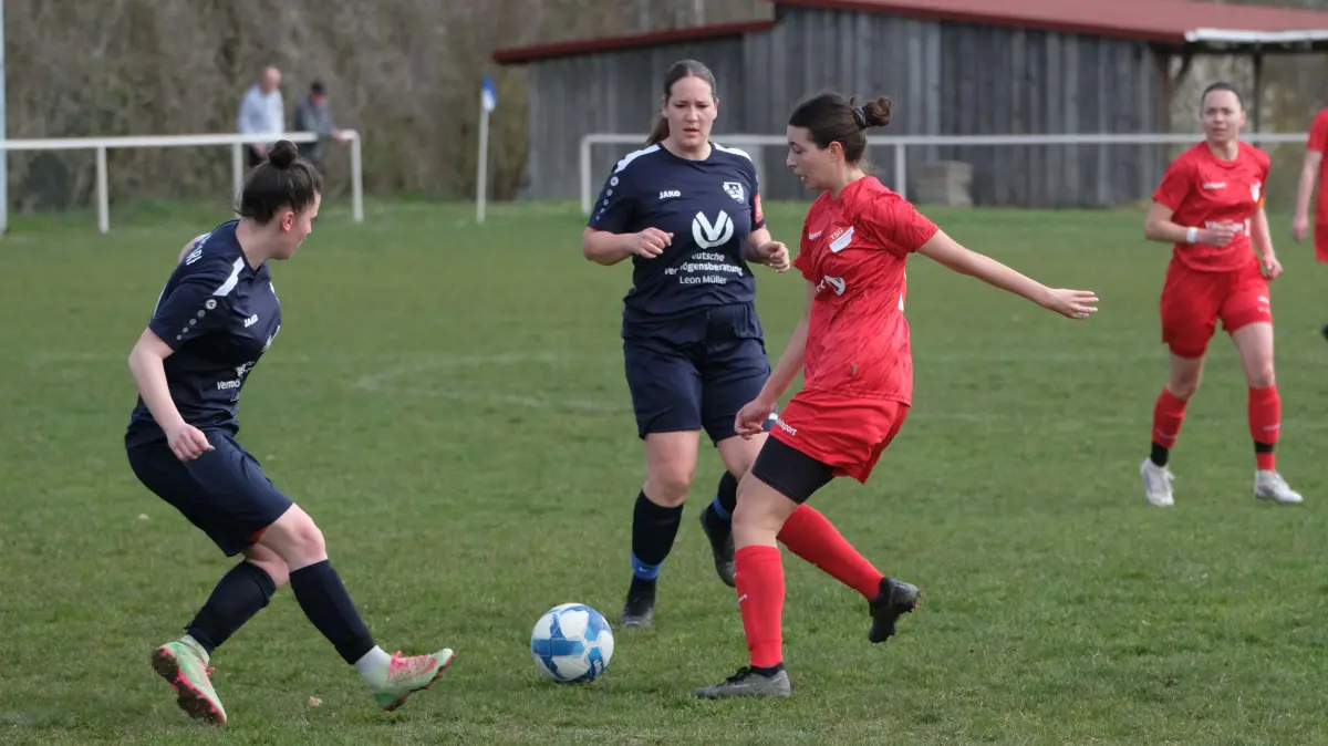 Im Bezirkspokal der Frauen war für den SSV Walddorf (in Blau) gegen den späteren Pokalsieger TSG Wittershausen letzte Saison Schluss. Nun spielen sie zum Start gegen den SV Eutingen II.